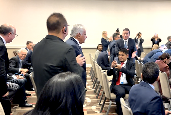 Kevin Xu asiste a la mesa redonda de Panamá sobre conectividad e innovación