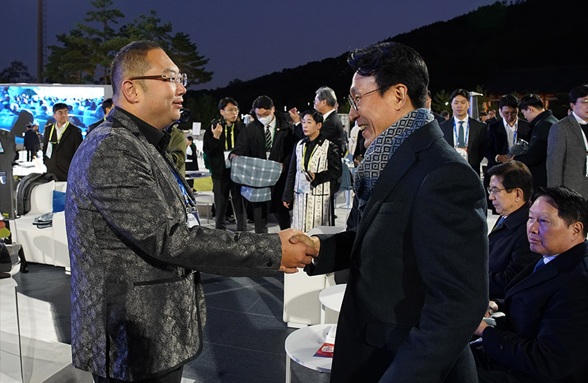 APEC 2025 arranca en Gyeongju: Kevin Xu encabeza la entrada de la delegación de 20 miembros de MEBO Group